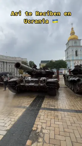 En el centro de Kyiv hay tanques rusos destruidos y se exhiben como trofeos de guerra 🪖🇺🇦 #Ucrania #Ukranie #War #Viajes #Guerra 