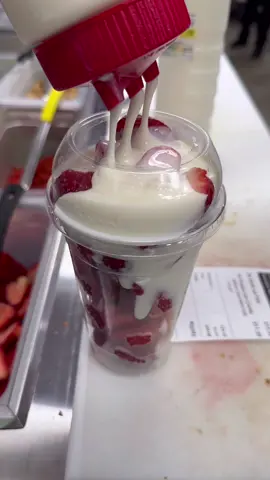 FRESAS CON CREMA 🍓🫶🏼 #lakewood #la #mexican #mexicantiktok #mexicana 