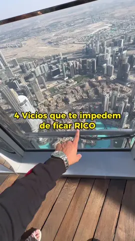 1. Procrastinação: A procrastinação é um hábito que pode impedir o progresso financeiro. Adiar decisões importantes, como investir, buscar melhores oportunidades de trabalho ou iniciar um negócio próprio, pode resultar em perda de tempo e oportunidades valiosas. 2. Medo de correr riscos: O medo de correr riscos pode ser paralisante quando se trata de alcançar a riqueza. Evitar investimentos ou empreendimentos por medo de fracassar ou perder dinheiro pode impedir que você aproveite oportunidades incríveis. 3. Não saber vender, a habilidade de vendas é uma das unicas habilidades que todos os ricos tem em comum, ou você aprende a vender coisas ou você vai passar a vida inteira vendendo seu tempo pra outras pessoas 4. Não investir em você é uma das piores coisas, todos os ricos fazem isso com: Conhecimento, academia, mentorias, cursos, coisas que 99% das pessoas ignoram Vale a pena você melhorar isso, e se quiser dar um passo, eu quero te ajudar com 3 aulas gratuitas que podem mudar tudo isso em você basta comentar a palavra 