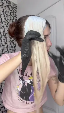 qual cor vcs acham que eu vou colocar? (quem me segue no insta já ta sabendo 😽💞) #descoloração #descolorindoocabelo #cabeloplatinado #cabelocolorido #matizador #cabelo #cabeloondulado 
