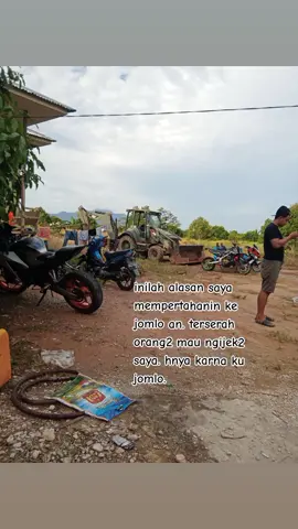 biarpun aku dan temanku ini. sama2 jomlo. tpi bukan tipe kmi ngejar2 cinta sana sini. di dunia nyata aja kmi gk keluyuran. sosmed hnya hiburan. kmi kluyuran karna pemburu rupiah rantawan. #jomlosejati😅 #kalbarpontianak 