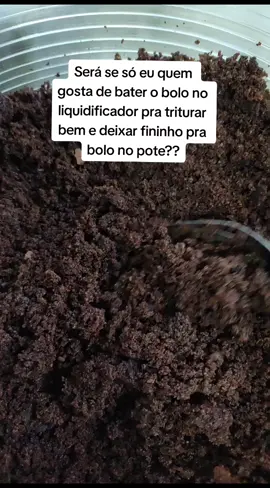 Eu bati meu bolo no liquidificador e nunca mais gostei de usar ele sem ser dessa forma ❤️😱 fica bem esfarelado pra por no bolo de pote. #bolonopote #bolonopotegourmet #cursodebolonopote #bolonopoterecheado #bolonopotelucrativo #bolonopotefit 