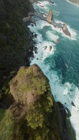 welcome to pantai watu lumbung, gunung kidul #exploreindonesia #indonesia #mount #jawatimur #fpvdrones #fpv #videoedits #mepsking #gunungkidul #pantai #beach #wave #fpvdronepilot #yogyakarta #fpvdrones 