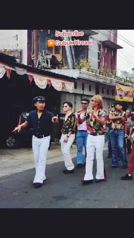 rombongan karnaval era 80 an cari perlengkapan karnaval.? cek keranjang kuning,. 👇👇👇👇👇👇 #karnaval #karnavalunik #karnafal #kostumkarnaval #pawai17agustusan #pawaiagustusan #pawai #karnavalkreatif #karnaval🐻🖤😎 #kostum #karnavallucu #kostumlucu  #era80_90an #jadul #70s #70an #80an #90an 