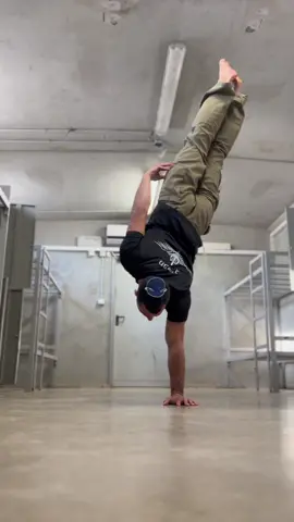 #handstand #onearmhandstand #streetworkout #calisthenics #army #soldier #military #balance #smooth 