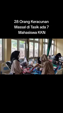 Puluhan orang diduga keracunan massal di Desa Cibatu, Kecamatan Karangnunggal, Kabupaten Tasikmalaya, Jawa Barat, Kamis (3/8/2023). Para korban ini selain merasakan gejala pusing, diare juga alami pusing. Belum diketahui pasti penyebab keracunan masal tersebut, namun para korban ini mengaku usai menyantap nasi box di acara Khitanan Masal dan santunan anak yatim di salah satu Pondok Pesantren. Kini pulihan korban, sedang mendapatkan perwatan medis di Puskemsas Karangnunggal, meski kondisi korban sudah mulai membaik. 