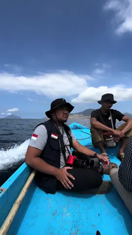 Melepaskan senja, sorenya laut begitu tenang mengalir mengalur ombaknya 🌊 #fypシ #fyp #laut #adventure #journey #volunteer #relawan