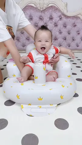The baby learns to sit on the inflatable chair, which can be taken everywhere, the baby is safe and the mother can rest assured#babylearningchair #inflatablechair #inflatablesofa #babythings #momrecommends #fyp #foryou #babytiktokshop 
