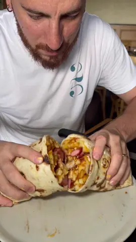 La nostra nuova wurstel e patatine mangiata come se fosse una piadina 🤣 Perdonatemi 😂🙌🏻 #25pizzabistrot #pizzanapoletana #pizzeria #wurstel #patatinefritte #wurstelepatatine #maionese #eatfoodporn #madonnacomegodo #maddaloni 