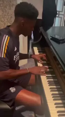 #football players sometimes have additional talents, such is the case of #realmadrid star #tchouameni, who knows how to play the piano. #music #piano #talent