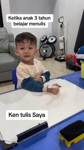Ketika anak 3 tahun belajar menulis #kenneth3years #anaklucu #bayilucu #babylove #babytiktok #serunyabelajar #belajarmenulis #funlearning #anakpintar #balitapintar