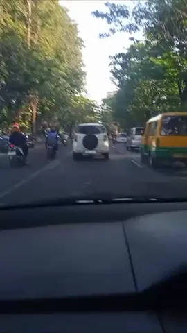 berusaha   berpura pura senang padahal  hati ini hancur tertutup  rindu sama kamu..!!