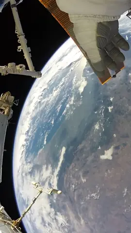 Action Cam (Gopro) Footage by NASA astronaut Randy Bresnik , October 2017 #spacewalk #nasa #ISS #สถานีอวกาศนานาชาติ #นักบินอวกาศ 👩‍🚀👩‍🚀🛰🚀