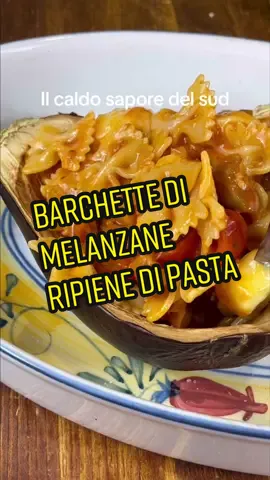 Ingredienti: 1 melanzana (medio-grande) 1 cipolla (media, bianca o rossa) q.b. olio extravergine d’oliva 150 g pomodorini 1 cucchiaio concentrato di pomodoro (1,5 cucchiai) q.b. acqua 150 g provola (o scamorza semplice) 30 g parmigiano grattugiato 100 g pasta (corta, io ho scelto le farfalle) . Sciacquate la melanzana e dividetela a metà, lasciando il picciolo. Con l’aiuto di un coltello , incidete la polpa e poi con un cucchiaio scavatela.. Tagliate la polpa a pezzettini e mettetela da parte. Disponete le barchette su una pirofila, date un filo d’olio, una spolverata di sale e cuocete in forno ventilato a 200°C per 15 minuti circa. Tagliate a cubetti la polpa  e tritate una cipolla. Rosolate la cipolla  con un abbondante giro d’olio, unite le melanzane, salate e lasciate insaporire. Unite i pomodorini divisi a metà, la passata di pomodoro, un bicchiere d’acqua e cuocete a fuoco medio fino ad ottenere un sugo cremoso, basteranno 10-15 minuti.  Mettete da parte un po’ di questo sugo. Cuocete la pasta, scolatela molto al dente e unitela al sugo, insieme a poca acqua di cottura, unite quasi tutta la provola e il formaggio grattugiato e amalgamate. Sfornate le barchette di melanzane, distribuitevi all’interno un po’ del sugo messo da parte e poi la pasta ben condita. Guarnite con altri pezzetti di formaggio presi dal totale e passate in forno 10-15 minuti a 200°C . Sfornate e servite dopo pochi minuti di riposo. Le melanzane sono pronte, buonissime appena fatte, si mantengono bene anche in frigo per 24-36h