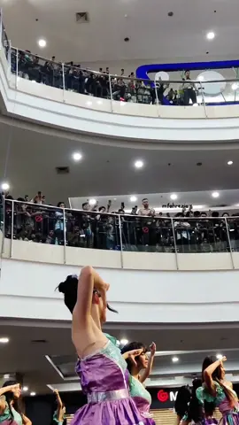 sekarang tau kan kenapa freya @freyajkt48 nengok ke kanan wkwkw, bonus versi Ella juga @jkt48.ella.a #jkt48 #freyajkt48 #jkt48newera #ellajkt48 #memberjkt48 #fjkt 