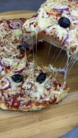 Pizza sans four 👌 INGRÉDIENTS 📌 :  Pâte : 1 œuf, 15cl de lait (1 verre), 300g de farine (3 verres), 1 cac de levure chimique, 1 cac de sel  Garniture : sauce tomate, thon, oignons rouges, olives noires, fromage râpé.  #pizzasansfour #pizza #recettefacile #faizacooking #longervideos 