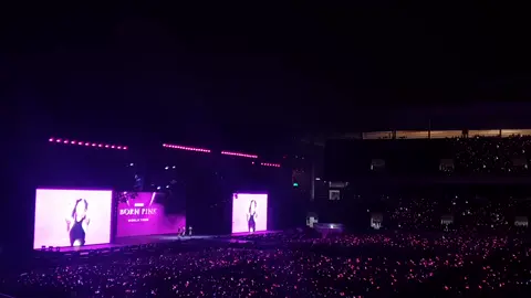Black pink nhảy See tình trên sân Mỹ Đình khiến khán đài -nổ tung-