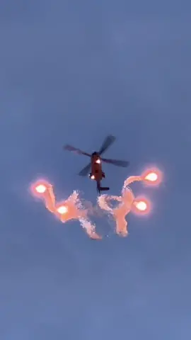 Super Puma Display Aérospatiale AS332M1 am 31. Juli 2023 in Neuhausen am Rheinfall, der grösste Wasserfall Europas. Geniale Flugshow mit Flares ☄️☄️☄️ 15 Super Puma und 9 Cougar gehören der Schweizer Luftwaffe (Swiss Air Force). #superpuma #helicopter #rheinfall #airshow #helikopter #airbushelicopters #hubschrauber #flares 