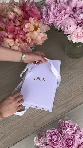 It’s a Barbie summer💕 #dior #diorunboxing #diorsandals #diorshopping 