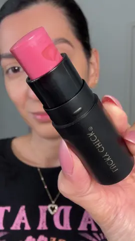 🥰☀️ . Amando estos looks súper fáciles para el diario y estos productos que nos ayudan a simplificar nuestros días💕 @luckychickbeauty Lucky Days lip and cheek multi stick . #giftedbyipsy #sunnylook #naturalmakeup #blushcream #luckychick