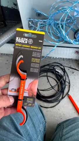Tighten or loosen lock nuts much easier with this magnetic, Offset Locknut Wrench Set (50900R). Thumbs up & video from @8oh1electric