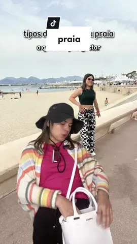E quem é você na praia?? 👀😂 Porque eu bem que iria aproveitar pra comprar esses chinelos lindossss! 😽 E dá pra fazer isso usando o cupom de desconto BARBARACPJ, que dá 10% OFF válido para usar no site da Petite Jolie. 💙💙💙 #petitejolie #petitejolieiras #fy #chinelo #trend #videosengraçados #praia *publi