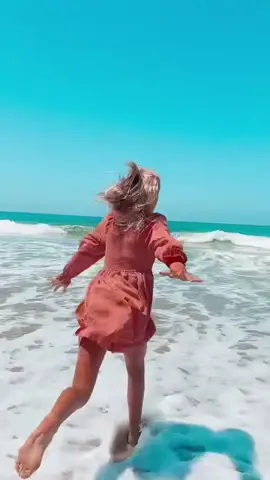 Your 2nd @ has to do this!  #viral #fyp #viralvideo #famousaccount #preppyvideo #trend #trendy #foryourpage #beach #beachday #beachtrend #blondie #preppy #blowup #blowthisup #famous #famousaccount 