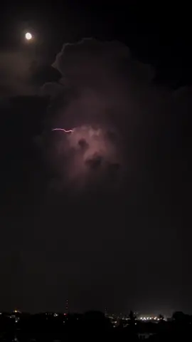 Cuando el cielo brilla… ⚡️ #thunder #thunderstorms #skylover #relampago #trueno #ᴇxᴘʟᴏʀᴇᴘᴀɢᴇ #trendy #enjoylittlethings #passionlife #skyphotographer #pluviophile #pluviofilia #passionforlife #fypシ゚viral #fypシ゚viral🖤 #nightlover #lifetiktok 