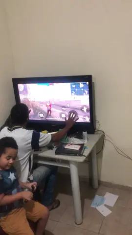 Jogando free fire na tv #garenafreefire #gamer #resenha #gamer 