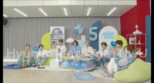 #Straykids cantando feliz cumpleaños en inglés 🥳🎉🎉 #stay5thanniversary #ImFoive #stay #Skz #straykidsworlddomination #HappyBirthday #straykidseverywhereallaroundtheworld #youmakestraykidsstay #Bangchan #LeeKnow #Changbin #Hyunjin #Felix #Han #Seungmin #Jeongin 