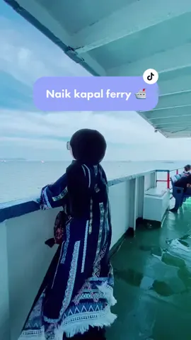 Santaii dulu yakannn. Naik kapal ferry ada sensasinya tersendiri 🛳️🛳️ .. outfit yg aku pakai ada semua dikeranjang kuning yaa #balikpapan #penajampaserutara #kariangaubalikpapan #jalanjalan #visitkaltim #outfitideas 