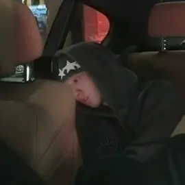 Han Jisung, are you all right? Where is your beaming smile? Where is your laugh? Are you tired? After 5STAR you are not yourself. You became quiet, so quiet .. I immediately noticed it. A lot of people didn't notice it, I don't know how. I was looking for a comment that said 