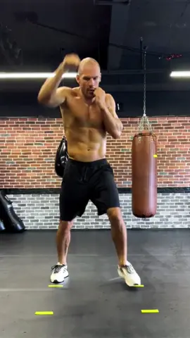 Four steps of hand foot body coordination training in boxing #fun #bestvideo #stayhealthy #kungfu #fyb #boxing #boxingtraining #fighting  #skills #combat