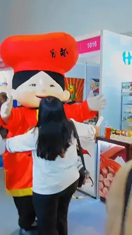 🫶 Henlin loves you #ibaparinangsaraphenlin #henlin #hug #wofex2023 