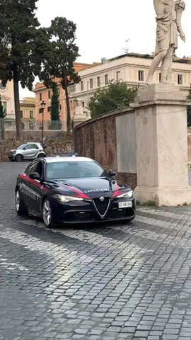 ALFA ROMEO GIULIA QUADRIFOGLIO CADABINIERI RADIOMOBILE ROMA #alfaromeo #alfaromeogiuliaquadrifoglio #carabinieri #armadeicarabinieri #armadeicarabinieri🔝💪🏻 #radiomobilecarabinieri #radiomobile #radiomobilelegends #rmb #organi #emergenza #sirena #sirenasreales😱😱 #polizei #polizai #polizai🔊🚨 