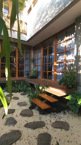 Repost @asa_living  Setelah konsultasi dengan @duma.id, baru tau ada Duma Deck, dengan bahan wood plastic composite (WPC) juga, pastinya lebih tahan lama untuk area outdoor di Asa WPC punya sifat yang lebih tahan terhadap cuaca ekstrim dan anti rayap! Desain dengan look natural, mirip banget dengan kayu. Duma punya 3 pilihan warna, aku pilih yang oak. Ada lapisan anti UV yang memperkuat terhadap paparan matahari dan hujan