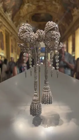 Un de mes objets préfèrés du Louvre  📍 Galerie d’Apollon, Louvre Beauty. 💎 #fyp #diamond  @Jeannus 