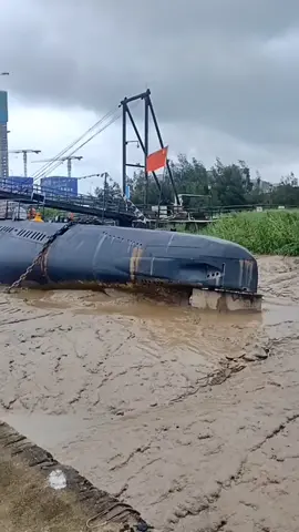 Lũ lụt ở Trung Quốc làm trôi cả tàu ngầm...#lulut#luluttrungquoc1