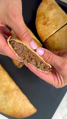 These Lebanese stuffed pitas are so quick and easy, once you try them, you’ll be making them on repeat! Ingredients: 600g lean ground beef 1 medium onion 6 garlic cloves handful of fresh parsley 1 tsp ground cumin 1 tsp smoked paprika 1 tsp coriander 1/2 tsp cinnamon 1/4 tsp cayenne pepper 1/2 tsp ground black pepper 1 tsp salt 4 flour tortillas 1 tablespoon olive oil Full recipe is on my blog www.recipesbyanne.com #beefrecipe #DinnerIdeas #arayes #airfryerrecipes #cooking