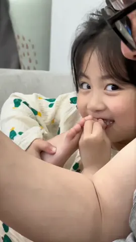 Niềm vui mỗi tối của Jasmine và LiuLiu 🥰 #baby #babylove #embe #embedangyeu #embedethuong #cute #cutebaby #babiesoftiktok #xuhuong #fyp 