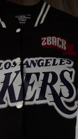 Nuestra Chompa 100% personalizada!!  Los Lakers 🏀‼️  ⚪️Eisponible en todas las tallas  #lapercha #loslakers #parati #chompas #calidad #estampado #bordados #dtf 
