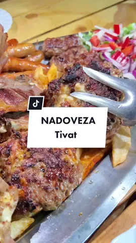 Domaćinstvo Nadoveza, Mitrovina, Tivat Malo je reći da sam bio skeptičan kada sam dobio predloge za roštilj kao nešto što se mora probati u zalivu ali kakva je to samo greška bila. Oduvan sam i samim mestom i hranom koja se ovde jede, upada u kategoriju POD OBAVEZNO a to je nešto što ne dajem baš olako. Svaka čast 🔥👌🏼 #paqito #foodtiktok #FoodLover #tiktoksrbija #tiktokcrnagora 