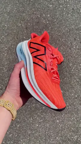 ⚡️ O New Balance FuelCell Supercomp Trainer v2 está aqui para você!!! Equipado com as melhores e mais recentes tecnologias, este super tênis tem tudo o que é necessário para proporcionar um passeio suave e confortável em qualquer corrida.   O SC Trainer v2 apresenta  uma placa de carbono curvada juntamente com uma entressola de espuma FuelCell de duas camadas,  que é ainda mais leve que a versão anterior. A tecnologia Energy Arc, que combina a geometria da placa de carbono achatada e imprensada entre duas camadas de amortecimento FuelCell, com vazios estratégicos na entressola, foi projetada para absorver ao máximo a energia armazenada, para fornecer uma quantidade maior de energia total devolvida, gerando uma sensação de propulsão realmente rápida no antepé. A EnergyArc e a espuma FuelCell trabalham juntas para fornecer uma corrida altamente propulsiva que a torna mais rápida e mais fácil, sem sacrificar o conforto.  . #corredores #maniadecorrida #corre #corredoresderua #estilocorrida #correrecompartilhar #corredores #loucosporcorrida #corredor #euescolhicorrer #corridademontanha #vidadecorredor #correrfazbem #corridas #corredoresdobem #corridaderuabrasil #falandodecorrida #corredoras #corrervicia #corridaperfeita #amantesdacorrida 