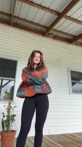 My crochet crewneck with pockets is all done!! 🧶