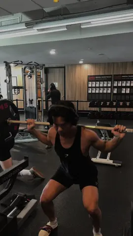 Are you getting a pump this long weekend?  🏋🏽💪🏽 #gymto #fyp #goodlifefitness #GymTok #toronto 