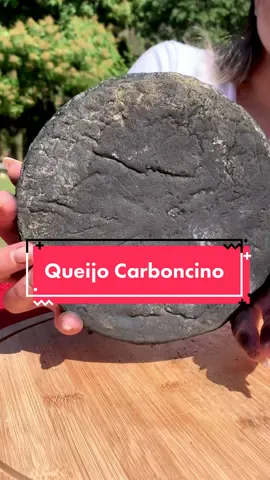 Apresentamos o Queijo Carbocino Cunha, uma verdadeira joia gastronômica! 🧀✨ Da antiga tradição italiana de guardar o queijo em cinzas, nasceu o Carboncino. Sua textura macia e casca escura, resultado da maturação com carvão, garantem uma experiência única ao paladar. Saboreie a doce sensação desse queijo delicado, onde notas vegetais e levemente amargas do carvão se misturam em uma harmonia de sabores extraordinários. Vencedor da medalha de prata no Concurso de Queijos 2022 🥈, o Queijo Carbocino Cunha é produzido com ingredientes cuidadosamente selecionados, como leite cru, iogurte natural, coalho, sal, carvão vegetal e mofo natural, garantindo uma experiência excepcional. Explore essa iguaria que une tradição e inovação em cada pedaço! Aprecie o sabor autêntico de um queijo premiado e genuinamente italiano. 🇮🇹🌟 👉🏻 Faça a sua encomenda diretamente pelo link que está disponível em nosso perfil. #QueijoCarbocino #GastronomiaItaliana #QueijoGourmet #QueijoArtesanal #SaboresÚnicos #QueijoPremiado #QueijoDelicioso #CulináriaInovadora #QueijosEspeciais #ExperiênciaGastronômica #QueijoComSabor #QueijosDeQualidade #QueijosComTradição #Queijo #Fusqueijão