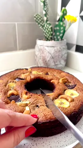 BOLO DE BANANA 🍌 Sem açúcar, sem glúten e sem lactose 😍😋 🥮 Ingredientes: Massa - 3 bananas  - 3 ovos - 1/3 de xícara de chá de óleo de coco  - 1/2 xícara de chá de uva passa - 1 xícara de chá de farinha de aveia ou aveia em flocos finos - 1 colher de sopa de fermento  🥰 Decoração  - 40g de chocolate (70% cacau sem açúcar) - 50g de castanhas de caju  - 1 banana cortada em rodelas  🥣 Modo de preparo no vídeo! E aí gostaram dessa receita super saudável? Já salva para fazer depois 😉 Créditos @cozinhandocomcarlamello 🫶🏻 #meujeitosaudaveldeser  #bolodebanana  #alimentacaosaudavel  #cozinhandocomamor  #naodesista  #emagrecimentosaudavel  #movimentese 