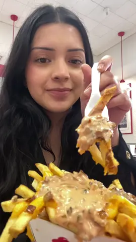 In n out mukbang 😍 I got a cheese burger, animal style fries, and a strawberry milkshake 🫶🏻 #letseat #eatwithme #innout 