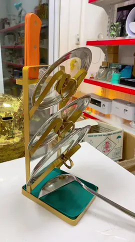 Kệ để vung nồi Em về sẵn kên để vung  Đẹp ngoài sức tưởng tượng của em luôn các bác ạ Giá cài vung nồi đa năng 3 tầng phong cách Bắc Âu, kệ để nắp vung nồi khung thép chịu lực cao cấp không hoen gỉ Dsmarts -Khay để nắp xoong nồi được làm từ thép cacbon sơn tĩnh điện -Khay để nắp xong nồi được thiết kế thông minh có kệ hứng nước phía dưới thuận tiện cho việc hứng nước làm cho căn bếp của bạn được khô ráo hơn,sạch sẽ hơn. -Khay để nắp xoong nồi được thiết kế với 4 nút hít chân không . làm cho khay của chúng ta được dính chặt hơn với nền .tránh làm cho khay chúng ta đổ Chất liệu : Thép carbon/ silicone / PP Kích thước : cao 34. * rộng 13.5 * sâu 18.5cm  ========== Kệ với thiết kế 3 tầng , có thể để được nắp vung , thớt , dụng cụ bếp tuỳ ý Ngoài ra bên dưới có khay hứng nước, có thể dùng để gác muỗng, để thực phẩm nấu ăn như hành tỏi, chanh …. Khay hứng nước tháo lắp đơn giản , cọ rửa vệ sinh dễ dàng Mẫu mã hiện đại vừa giúp nhà gọn gàng, vừa là đồ decor trang trí giúp phòng bếp sang trọng, quý phái Công nghệ mạ vàng tân tiến, chống trầy xước đẳng cấp, không hoen gỉ #g#giaupvungnoig#giacainapnoik#khaycaivungk#khaycaixongnoig#giaupnoichaoa#anshind#dogiadungb#bepg#giakekhaychuado