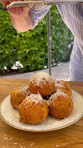 Babe veut des Arancini au safran & petit pois 🧆🍅🍝 Yesssss chef ! @Andy Cooks  Ingrédients (Pour une dizaine d’arancini) : - 500 g de riz à risotto - 200 g de petit pois frais ou surgelé (pas en boite) - 1 oignon blanc émincé - 3 gousses d’ail émincés - 20 cl de vin blanc de cuisine - 2 cubes de bouillon de poule - Quelques pistils de safran - Beurre - 1 morceau de Parmesan - 1 morceau de Mozzarella de cuisine - 3 œufs - Farine - Chapelure Recette :  - Dans une casserole faire revenir l’oignon et l’ail pendant quelques minutes. - Ajouter le riz à risotto et faire revenir 1 minutes jusqu’à ce que le riz soit légèrement transparent. - Ajouter le vin blanc et laisser réduire en remuant constamment. - Ajouter du bouillon et le safran puis laisser réduire en remuant constamment. - Rajouter du bouillon 4 - 5 fois en laissant réduire à chaque fois. (Gouter le riz avant de rajouter du bouillon pour être sur de ne pas le surcuire). - Ajouter les petits pois, du parmesan et du beurre. - Saler & Poivrer. - Mélanger jusqu’à ce que le risotto soit homogène. - Etaler le risotto sur une grande plaque et laisser le refroidir. - Former des boules de risotto et ajouter un cube de mozzarella de cuisine au centre. - Paner les arancini avec de la farine, des œufs et de la chapelure. - Cuire les arancini dans un bain d’huile à 190°C pendant 3-4 minutes. - Laisser reposer sur du papier absorbant. - Dresser dans une assiette avec du parmesan. (Vous pouvez aussi les servir avec de la sauce tomate.) #food #asmr #arancini #mozzarella #safran #italianfood #italiancooking #sicilianfood #siciliancooking #italianrecipe #Recipe #FoodTok #foodtiktok #cooking #Foodie #fyp #letsdosomecooking #homecooking #daterecipe #foodporn #yummy #homemade #asmrfood #viraltiktok